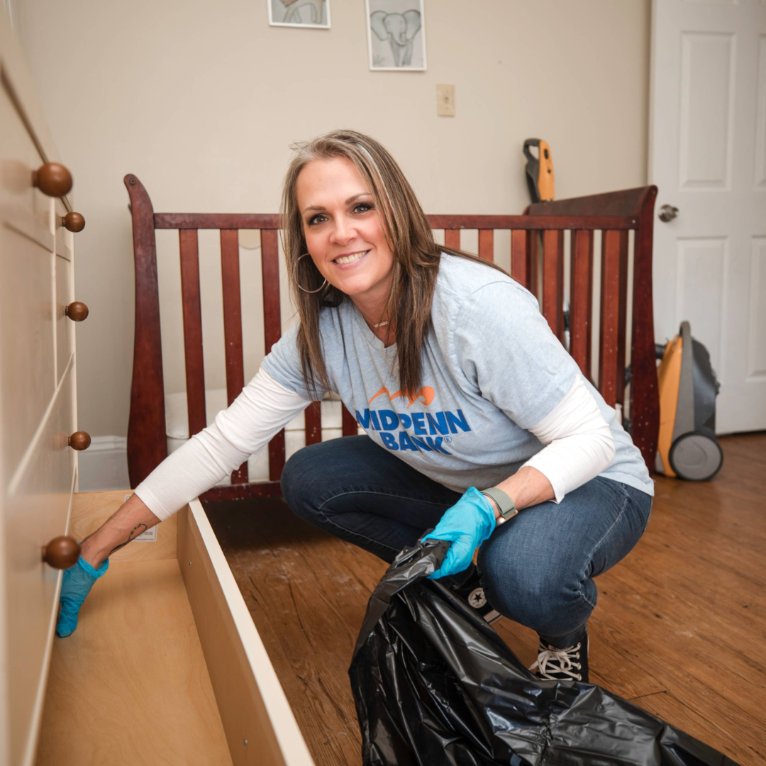 Mid Penn Bank employee volunteering with a local community organization.